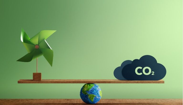 uma gangorra representando de um lado a sustentabilidade e, de outro, a emissão desenfreada de CO2