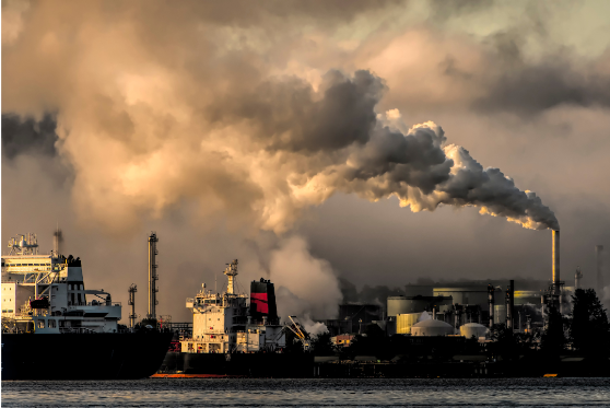 Foto que retrata a poluição proveniente de uma operação portuária 